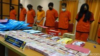 Para tersangka yakni sepasang suami istri berinisial AP dan MA. Kemudian inisial BD, IR, AS, IW, SW, YN, dan VW. Mereka mengaku sebagai customer service (CS) penerbit kartu kredit untuk mengelabuhi korban.