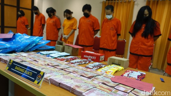 Komplotan Pencuri Data Kartu Kredit di Yogya Kini Berbaju Oranye Ditreskrimsus Polda DIY menangkap sembilan tersangka pelaku pembobolan data kartu kredit untuk digunakan membeli mata uang digital kripto.