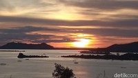 Sunset terbaik akan terlihat sekitar pukul setengah 6 WIB. Langit Sibolga berubah menjadi orange. (Bonauli/detikcom)