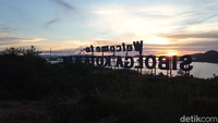 Bukit tersebut menjadi salah satu tempat nongkrong pemuda-pemudi. (Bonauli/detikcom)