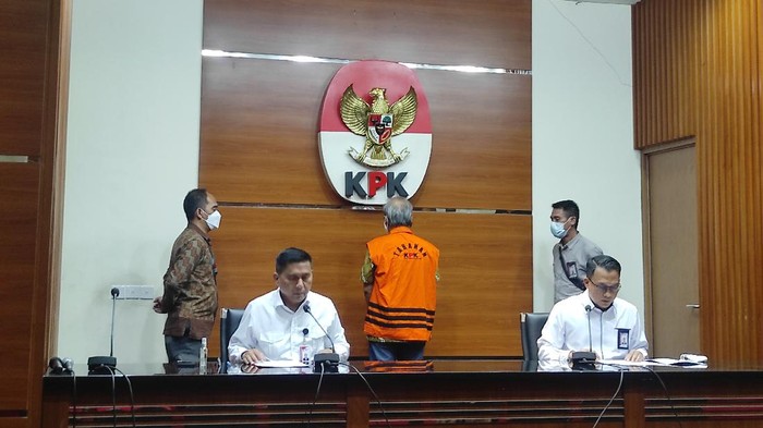 KPK tahan eks Kepala Divisi Konstruksi VI PT Adhi Karya (Persero) Tbk, Dono Purwoko.