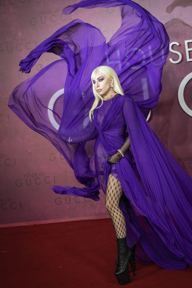 Fresh from the oven, gaun berwarna ungu ini bersiluet kaftan dengan sayap yang panjang. Ketika berpose di karpet merah, pelantun Born This Way ini mengibaskan bagian tersebut sehingga membuat penampilannya kian dramatis.  Foto: Vianney Le Caer/Invision/AP