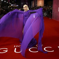 Bukan Lady Gaga namanya jika penampilannya biasa-biasa saja. Di premier House of Gucci yang digelar di London, Inggris, Selasa (9/11/2021), sang Mother Monster membawa drama ke karpet merah. (Foto: Vianney Le Caer/Invision/AP)
