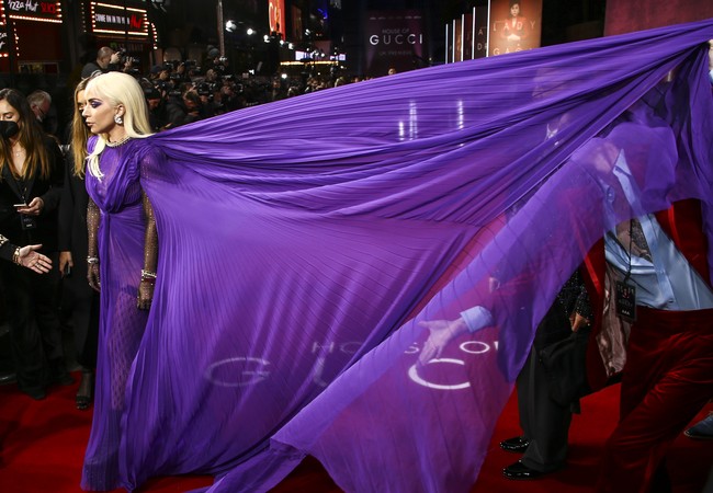Tentu saja, gaun yang menjadi andalan Lady Gaga kali ini berasal dari Gucci. Sang desainer, Alessandro Michele, merancangnya untuk koleksi Love Parade yang peragaan busananya baru saja digelar pekan lalu. (Foto: Vianney Le Caer/Invision/AP)