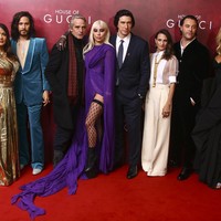 Film House of Gucci diangkat dari kisah nyata berdasarkan buku buku berjudul sama yang ditulis oleh Sara Gay Forden. Di film tersebut, Lady Gaga berperan sebagai Patrizia Reggiani. House of Gucci mengangkat kisah kriminal Patrizia Reggiani yang terbukti memerintahkan pembunuh bayaran untuk membunuh mantan suami yang juga cucu pendiri Gucci, Maurizio Gucci, pada 1997. Akibat perbuatannya, ia dituntut 29 tahun penjara. (Foto: Vianney Le Caer/Invision/AP)