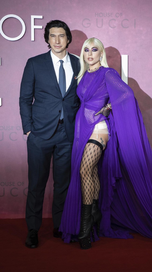 Adapun gaun hadir dalam material yang menerawang sehingga mengekspos stoking jaring yang membungkus kakinya. Sepasang boots berhak supertinggi yang menjadi salah satu ciri khas gayanya,ikut menemani penampilan penyanyi berjulukan Mother Monster ini. (Foto: Vianney Le Caer/Invision/AP)