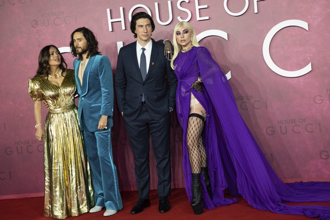 Premier House of Gucci bertaburan bintang. Selain Lady Gaga, hadir pula lawan mainnya seperti aktor Jared Leto, Salma Hayek, dan Adam Driver. Salma sendiri merupakan istri Francois-Henri Pinault, pemilik grup Kering yang menaungi Gucci. (Foto: Vianney Le Caer/Invision/AP)