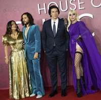 Premier House of Gucci bertaburan bintang. Selain Lady Gaga, hadir pula lawan mainnya seperti aktor Jared Leto, Salma Hayek, dan Adam Driver. Salma sendiri merupakan istri Francois-Henri Pinault, pemilik grup Kering yang menaungi Gucci. (Foto: Vianney Le Caer/Invision/AP)