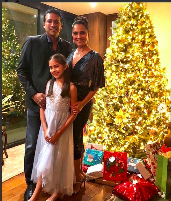 Inilah potret keluarga Lara Dutta. Dia berpose bersama suami dan putrinya.Foto: dok. Instagram/@larabhupathi