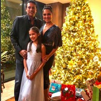 Inilah potret keluarga Lara Dutta. Dia berpose bersama suami dan putrinya.Foto: dok. Instagram/@larabhupathi