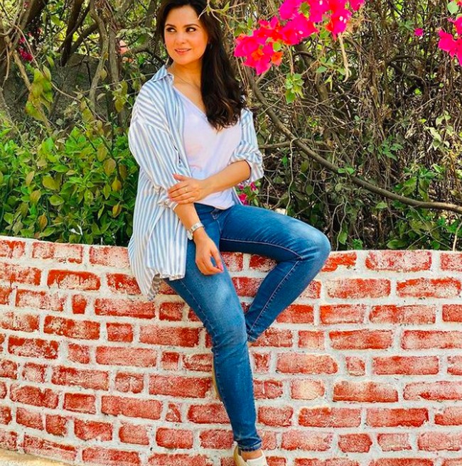 “Aku menjawab satu-satu ke orang dan mengatakan bahwa itu tidak benar. Jadi lebih baik langsung melalui online dan mengklarifikasi kepada kalian di sini. Saat ini aku tidak berada di aplikasi kencan, tidak pernah, dan tidak sedang di aplikasi kencan,” tambahnya.Foto: dok. Instagram/@larabhupathi