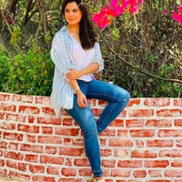 “Aku menjawab satu-satu ke orang dan mengatakan bahwa itu tidak benar. Jadi lebih baik langsung melalui online dan mengklarifikasi kepada kalian di sini. Saat ini aku tidak berada di aplikasi kencan, tidak pernah, dan tidak sedang di aplikasi kencan,” tambahnya.Foto: dok. Instagram/@larabhupathi