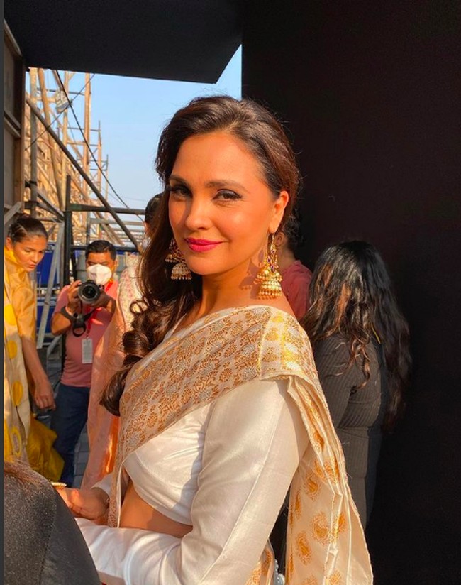 Di usia 43 tahun, Lara Dutta masih terlihat awet muda. Inilah penampilan cantiknya menggunakan kain sari India. Foto: dok. Instagram/@larabhupathi