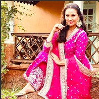 “Sejak kemaren, feed-ku dibanjiri dengan memes dan pesan, mereka mengatakan bahwa aku memiliki profil di aplikasi kencan. Jadi ini sangat gila. Aku sangat marah dari kemarin,” ucapnya. Foto: dok. Instagram/@larabhupathi