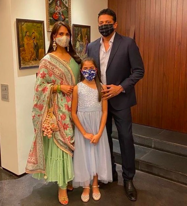 Lara Dutta dikenal sebagai aktris India yang tengah bersuami. Belakangan dia menjadi sorotan setelah profilnya ditemukan di aplikasi kencan, Namanya pun jadi viral. Foto: dok. Instagram/@larabhupathi