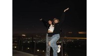 Keduanya akhirnya bertemu pada 2019 di Griffith Observatory, Los Angeles. Foto: (dok. Instagram @nikizefanya)