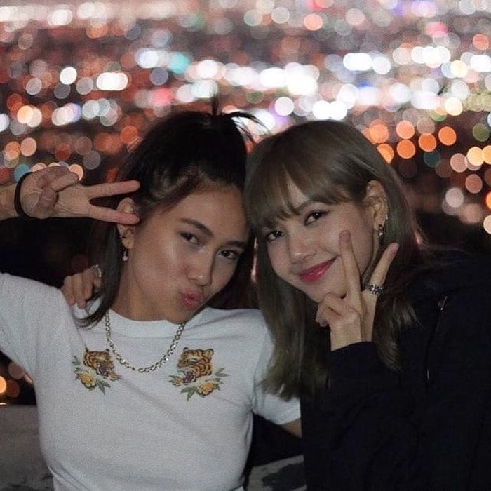 Lisa BLACKPINK dan NIKI Lisa BLACKPINK dan NIKI