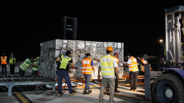 Logistik untuk Tim moto2 dan moto3 adalah sekitar 4-6 ton per tim proses pengirimannya juga mirip dengan pengiriman barang biasa.