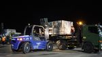 Momen Logistik WSBK Diturunkan dari Pesawat Jumbo di Bandara Lombok