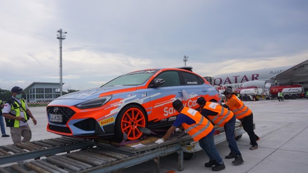 Sebanyak 50 ton material milik Dorna, mencakup semua peralatan pengukuran, sumber listrik, sampai peralatan televisi, safety car, pemancar dan lainnya dibawa semua. Sebanyak 50 ton material milik Dorna, mencakup semua peralatan pengukuran, sumber listrik, sampai peralatan televisi, safety car, pemancar dan lainnya dibawa semua.Â