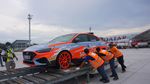 Momen Logistik WSBK Diturunkan dari Pesawat Jumbo di Bandara Lombok
