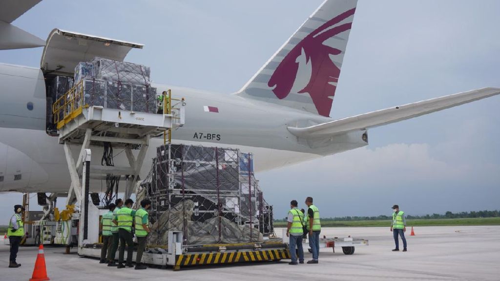 Momen Logistik WSBK Diturunkan dari Pesawat Jumbo di Bandara Lombok