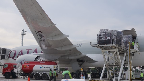 Ini pesawat kedua leading pada Selasa (9/11/2021) pukul 14.15 WITA. Pesawat ini mengangkut kargo logistik WSBK 2021 sebanyak 963 koli seberat 72.926 kilogram. Ini pesawat kedua leading pada Selasa (9/11/2021) pukul 14.15 WITA. Pesawat ini mengangkut kargo logistik WSBK 2021 sebanyak 963 koli seberat 72.926 kilogram.