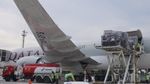Momen Logistik WSBK Diturunkan dari Pesawat Jumbo di Bandara Lombok