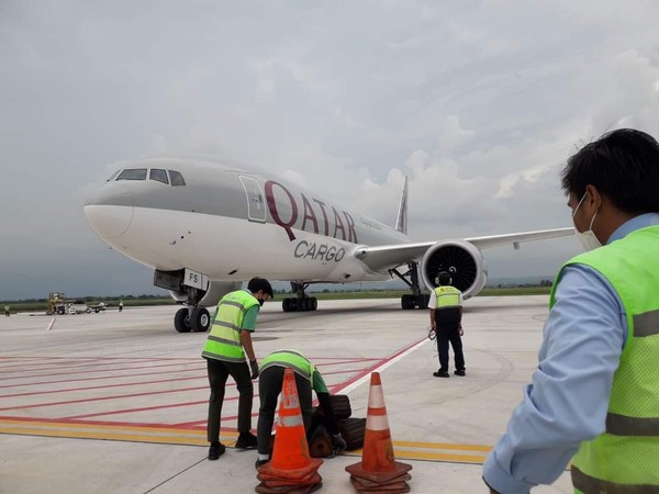 Barang-barang tersebut diangkut menggunakan pesawat kargo jumbo Boeing 777 Freighter milik maskapai Qatar Airways dan mendarat di Bandara Internasional Zainuddin Abdul Madjid Lombok.
