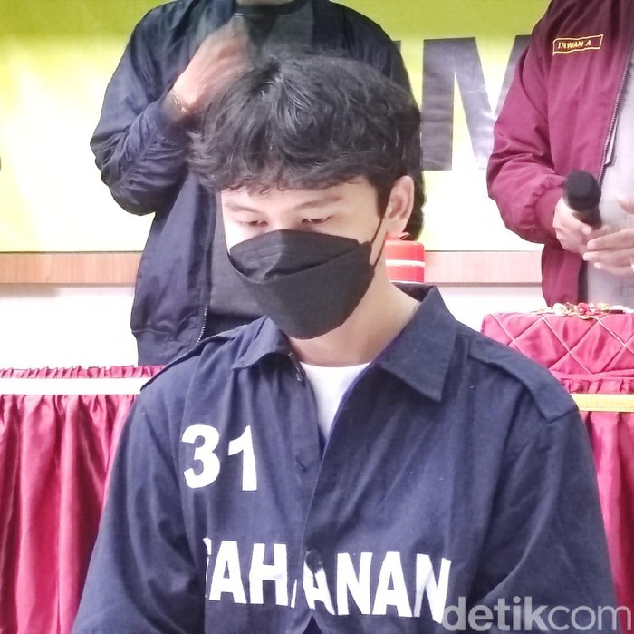 M Alfreandi, pelaku yang dorong teman hingga tewas jatuh dari lantai 6 hotel Semarang, Rabu (10/11/2021).