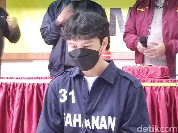 M Alfreandi, pelaku yang dorong teman hingga tewas jatuh dari lantai 6 hotel Semarang, Rabu (10/11/2021).