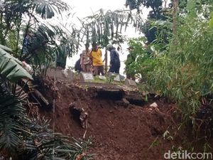 Makam di Bandung Tergerus Longsor, Kain Kafan Menyembul dari Tanah