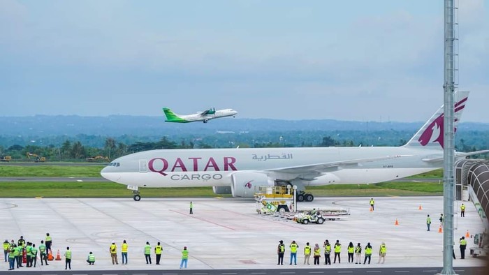 Pesawat maskapai Qatar Airways tiba dengan logistik untuk event WSBK di Mandalika, Lombok.