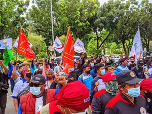 Geruduk Balai Kota, Massa Buruh Tuntut Anies Naikkan Upah Minimum 2022