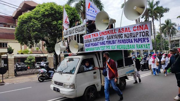 Massa dari Aliansi Rakyat Menggugat long march ke Patung Kuda