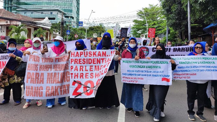 Massa dari Aliansi Rakyat Menggugat long march ke Patung Kuda