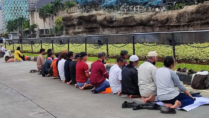 Massa demo 10 November salat dzuhur di Patung Kuda, Jakarta Pusat