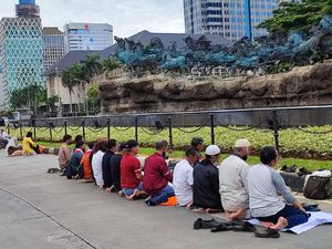 Momen Khusyuk Massa Demo 10 November Salat Zuhur di Patung Kuda