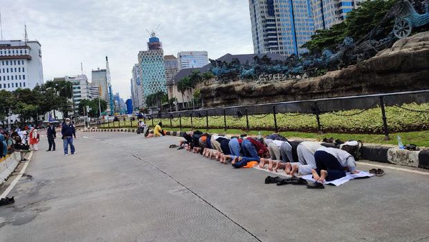 Massa demo 10 November salat dzuhur di Patung Kuda, Jakarta Pusat