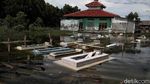 Melihat Makam-makam yang Terendam Banjir Rob di Kabupaten Bekasi