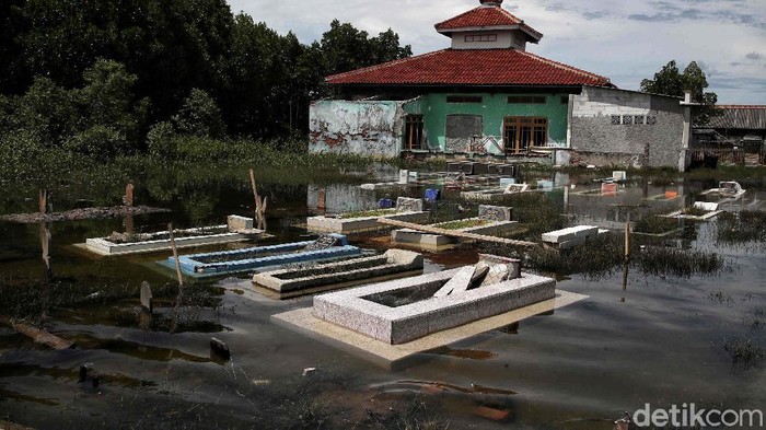 Melihat Makam-makam yang Terendam Banjir Rob di Kabupaten Bekasi Sejumlah makam yang terendam air rob di kawasan Kampung Sembilangan, Desa Samudra Jaya, Tarumajaya, Kabupaten Bekasi, Selasa (9/11).