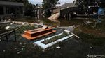 Melihat Makam-makam yang Terendam Banjir Rob di Kabupaten Bekasi