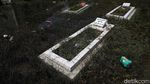 Melihat Makam-makam yang Terendam Banjir Rob di Kabupaten Bekasi