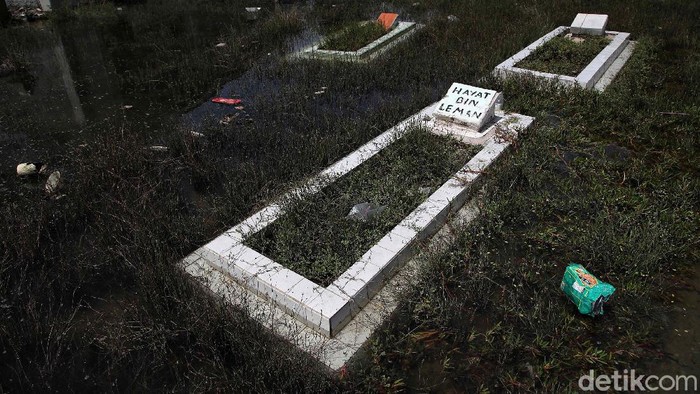 Melihat Makam-makam yang Terendam Banjir Rob di Kabupaten Bekasi Sejumlah makam yang terendam air rob di kawasan Kampung Sembilangan, Desa Samudra Jaya, Tarumajaya, Kabupaten Bekasi, Selasa (9/11).