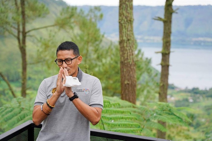 Menparekraf Sandiaga Uno di Danau Toba