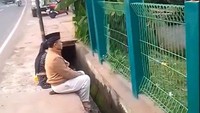 Ayah dan ibu Bibi Ardiansyah terpaksa berdoa dari luar pagar. Foto: dok. TikTok