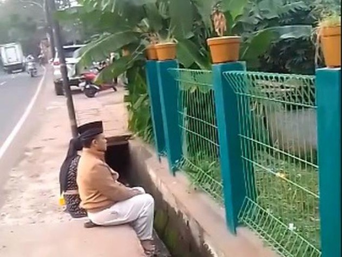Mertua Vanessa Angel Berdoa dari Luar Makam
