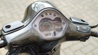 Sesuai permintaan pemilik, ada beberapa bagian bodi pakai karbon kevlar, misalnya di bagian batok motor hingga cover di area setang. Aksen karbon ini akan meningkatkan tampilan racing di Vespa ini. Foto: Dok. Scooter VIP