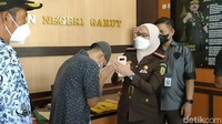 Menurut Kajari Garut Neva Sari Susanti peristiwa pencurian terjadi bulan September 2021 lalu. Saat itu, Comara datang kantor Desa Sakawayana, Malangbong untuk meminta beras. Setelah meminta beras, Comara mengambil telepon genggam yang ada di sana dan membawanya pulang.