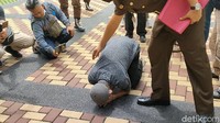 Comara juga sempat melakukan sujud syukur usai dibebaskan.